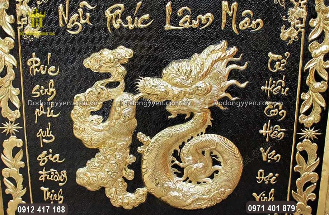 Chữ Ph&uacute;c h&oacute;a Long Phụng được chạm th&uacute;c nổi bật ở trung t&acirc;m bức tranh
